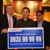 Anh Nguyễn Thanh Giang (người đứng giữa) cùng đại diện của Operation Smile và đại diện MobiFone.