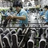 Sản xuất giày xuất khẩu tại Công ty Giày Thượng Đình. (Ảnh: AP)