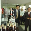 Thứ trưởng Bộ Công thương Bùi Xuân Khu thăm phân xưởng kiểm nghiệm bia. (Ảnh: Phương Mai)