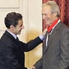 Nhà làm phim kiêm diễn viên Clint Eastwood (phải). (Ảnh: TT&VH)