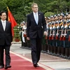 Thủ tướng Nguyễn Tấn Dũng và Thủ tướng Phần Lan duyệt đội danh dự Quân đội Nhân dân Việt Nam. (Ảnh: Đức Tám/TTXVN)
