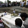 An táng các nhà báo bị hại trong vụ thảm sát ở Philippines. (Ảnh: Reuters)