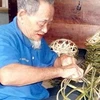 Ông Phan Đáo hơn 86 tuổi nhưng vẫn dẻo tay đan. (Ảnh: Internet)