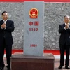 Phó Thủ tướng Phạm Gia Khiêm và Ủy viên Quốc vụ viện Đới Bỉnh Quốc tại cột mốc biên giới số 1117 (phía Trung Quốc). (Ảnh: Nhan Sáng/TTXVN)