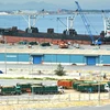 Tàu vào tiếp nhận hàng hóa tại bến cảng số 1, khu kinh tế Dung Quất. (Ảnh: Thanh Long/TTXVN)