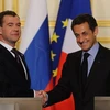 Tổng thống Nicolas Sarkozy (phải) và Tổng thống Dmitry Medvedev tại cuộc họp báo chung sau cuộc gặp. (Ảnh: AFP/TTXVN)