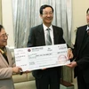 Đại sứ Trung Quốc trao số tiền tượng trưng ủng hộ nạn nhân chất độc da cam. (Ảnh: Dương Ngọc/TTXVN)