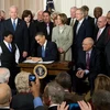 Tổng thống Obama ký luật cải cách ngành y tế. (Ảnh: Getty Images)