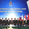 Các Thứ trưởng Tài chính và Phó Thống đốc Ngân hàng trung ương ASEAN chụp ảnh chung. (Ảnh: Phạm Hậu/TTXVN)