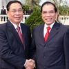 Tổng Bí thư, Chủ tịch nước Lào đón Tổng bí thư Nông Đức Mạnh. (Ảnh: Đinh Xuân Tuân/TTXVN)