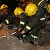 Nhân viên cứu hộ tìm kiếm nạn nhân trong những đống đổ nát sau trận động đất ở huyện Ngọc Thụ ngày 15/4. (Ảnh: THX/TTXVN)