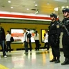 Cảnh sát đặc biệt tinh nhuệ SWAT tuần tra tại ga tàu điện ngầm. (Ảnh: Chinadaily)