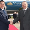Tổng thống Algeria Abdelaziz Bouteflika đón Chủ tịch nước Nguyễn Minh Triết tại sân bay. (Ảnh: Nguyễn Khang/TTXVN)