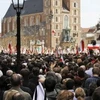 Hàng trăm ngàn người dân đứng ngoài Thánh đường Maria tiễn biệt Tổng thống Ba Lan. (Ảnh: AP)