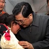 Chủ tịch Trung Quốc Hồ Cẩm Đào gặp nạn nhân trong trận động đất. (Ảnh: xinhua)