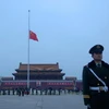 Trung Quốc treo cờ tưởng niệm nạn nhân động đất ở quảng trường Thiên An Môn ở Bắc Kinh, ngày 21/4. (Ảnh: Xinhua)
