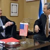 Bộ trưởng Quốc phòng Israel Ehud Barak (phải) đã có cuộc gặp với ông George Mitchell (trái). (Ảnh: AFP/TTXVN)