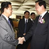 Tỉnh trưởng tỉnh Giang Tô La Chí Quân đón Thủ tướng Nguyễn Tấn Dũng đến dự diễn đàn. (Ảnh: Đức Tám/TTXVN)