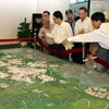 Đông đảo người dân đến xem đồ án quy hoạch Thủ đô tại triển lãm. (Ảnh: Tuấn Anh/TTXVN)