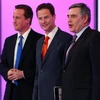 Thủ lĩnh đảng Bảo thủ đối lập David Cameron (trái), ứng cử viên đảng Dân chủ Tự do Nick Clegg and Thủ tướng Gordon Brown (phải) tại buổi tranh luận. (Ảnh: Reuters)