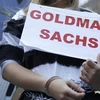 Người dân tuần hành phản đối Goldman Sachs. (Ảnh: Reuters)