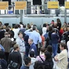 Hành khách ứ đọng tại sân bay ở Munich (Đức) ngày 9/5, sau khi sân bay này thông báo hủy nhiều chuyến bay do tro bụi núi lửa. (Ảnh: AFP/TTXVN)