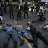 Những người biểu tình"áo đỏ" bị quân đội bắt giữ sau cuộc xung đột ở Bangkok. (Ảnh: AFP/TTXVN)