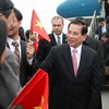 Đại diện cộng đồng người Việt tại Thụy Sỹ đón Chủ tịch nước tại sân bay Zurich. (Ảnh: Nguyễn Khang/TTXVN)