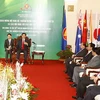 Thủ tướng gặp các Bộ trưởng ASEAN dự hội nghi. (Ảnh: Đức Tám/TTXVN)