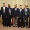 Chủ tịch Liên hiệp các tổ chức hữu nghị Việt Nam trao Kỷ niệm chương cho ông Wattanapong Santatiwat. (Ảnh: vietpeace.org.vn)
