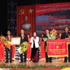 Phó Chủ tịch nước Nguyễn Thị Doan trao danh hiệu AHLĐ cho tập thể cán bộ PVC. (Ảnh: Hà Thái/TTXVN)