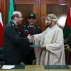 BTQP Iran Dehqan bắt tay BTQP Oman al-Busaidi. (Nguồn: tehrantimes.com)