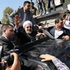 Những người Hồi giáo theo đường lối cứng rắn đã ném một chiếc giày về phía chiếc xe chở Tổng thống Iran Hassan Rouhani. (Ảnh: AFP)