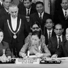 Bộ trưởng Ngoại giao Nguyễn Thị Bình ký Hiệp định Paris. (Ảnh: TTXVN)
