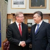 Tổng thống Ukraine, Viktor Yanukovych bắt tay Ủy viên phụ trách vấn đề mở rộng Liên minh châu Âu, Stefen Fule. (Ảnh: AFP)