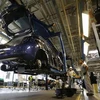 Công nhân đang làm việc trong một dây chuyền sản xuất Peugeot 208 tại nhà máy ở Poissy, gần Paris. (Ảnh: Reuters) 
