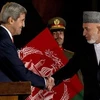 Ngoại trưởng Mỹ John Kerry có cuộc gặp với Tổng thống Afghanistan Hamid Karzai trong chuyến thăm ngày 11/10/2013. (Nguồn: Reuters)