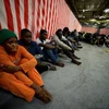 Những người tị nạn được cứu sống sau vụ đắm tàu ngoài khơi đảo Lampedusa, Italy hôm 25/10. (Ảnh: AFP)