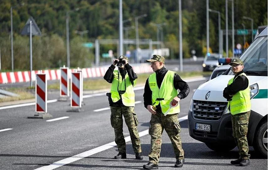 Ba Lan, Séc gia hạn kiểm soát biên giới với Slovensko để hạn chế người di cư