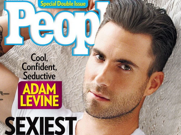 Adam Levine khoe hình xăm mỹ nhân ngư hoành tráng trên lưng