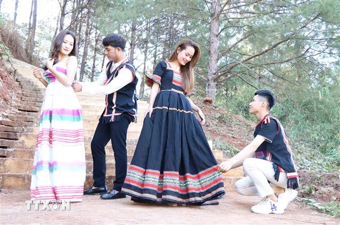 Váy hoa văn thổ cẩm Hmong mã số 005 | hu3hmongfashion.com