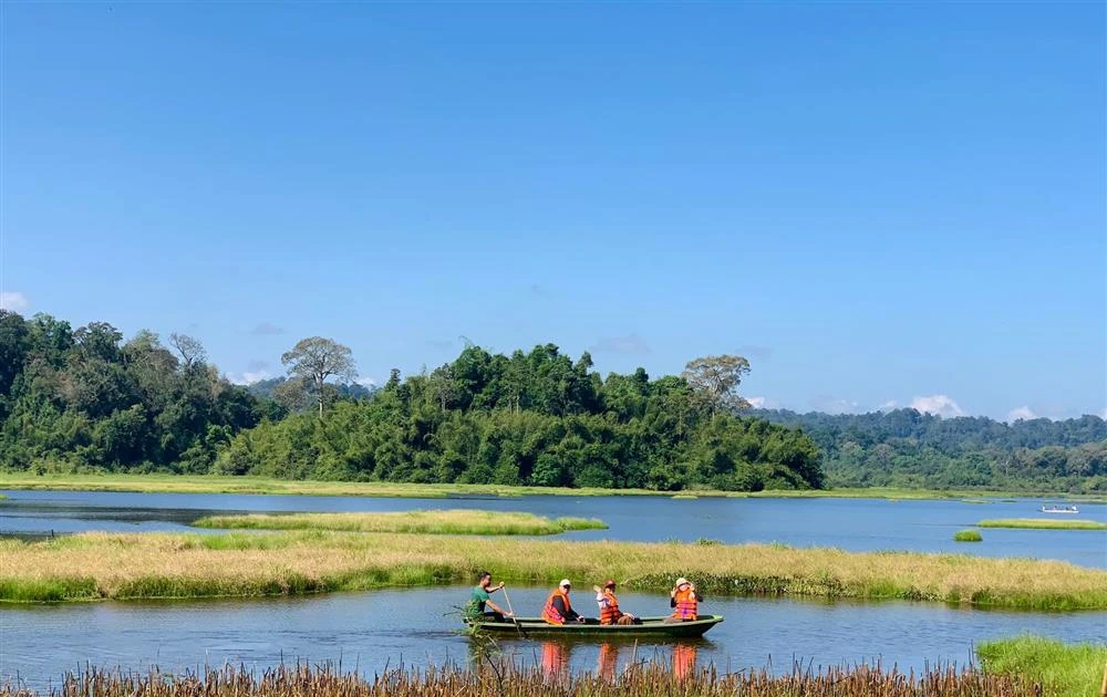 Chạm vào thiên nhiên để thấy hơn một nụ cười của trẻ