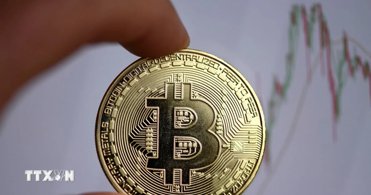 Bitcoin tiệm cận mức cao kỷ lục, nhà đầu tư nhỏ lẻ vẫn thận trọng