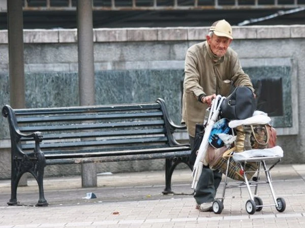 日本の孤独な高齢者の孤立化傾向