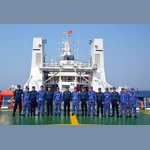 Lực lượng Cảnh sát Biển hai nước Việt Nam-Trung Quốc chụp ảnh lưu niệm trên tàu CSB 8004. (Ảnh: Mạnh Thường/TTXVN)