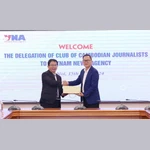 Phó Tổng Giám đốc TTXVN Nguyễn Tuấn Hùng và Chủ tịch Câu lạc bộ Các nhà báo Campuchia, Puy Kea trao đổi quà lưu niệm. (Ảnh: Phương Hoa/TTXVN)