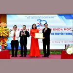 Giáo sư-Tiến sỹ Lê Văn Lợi, Phó Giám đốc Học viện Chính trị Quốc gia Hồ Chí Minh trao Bằng khen của Giám đốc Học viện Chính trị Quốc gia Hồ Chí Minh cho Tạp chí Lý luận Chính trị và Truyền thông.