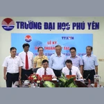 Lãnh đạo Cơ quan Thông tấn xã Việt Nam khu vực Miền Trung-Tây Nguyên và Trường Đại học Phú Yên ký kết hợp tác truyền thông. (Ảnh: Tường Quân)