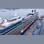 Siêu du thuyền Celebrity Solstice (quốc tịch Malta) chở theo 2.700 du khách châu Âu, Mỹ cập Cảng Tàu khách Quốc tế Hạ Long hồi tháng 11 năm ngoái. (Ảnh: Thanh Vân/TTXVN)