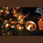 Ánh đèn dầu rực rỡ, lung linh trong lễ hội Diwali của người Hindu